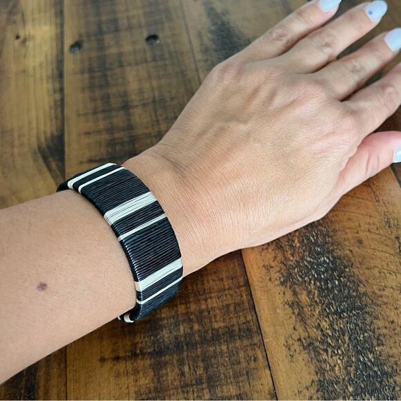 HANDCRAFTED Two Bracelet Set Pair Of Earrings Gold Plate Cord Warregue
Material - Picture 7 of 7